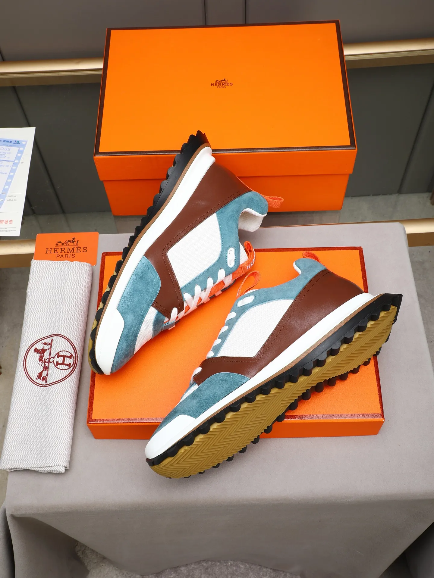 PP680【Hermes】fe new arrival~New Bouncing sneakers are the most comfortable shoes from Hermès. They are extremely light on the feet and look great. You won’t feel tired even when you go shopping and running around. 👍Very light and comfortable. Extremely light. Perfect for both sports and leisure. They feel great when you step on them! It’s up to you to choose, there’s always what you want~ ✔️Fabric: Imported first-layer cowhide ✔️Inner lining: Imported water-dyed cowhide ✔️Outsole: Seamless combination of IP+TPU (multi-color letters) German technology irradiation machine ✔️Code number: Male 38-44 (45 customized)